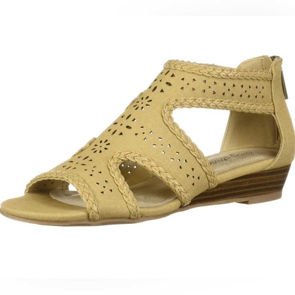 Easy Street | Thelma Wedge Sandal in Beige Linen | Size 6